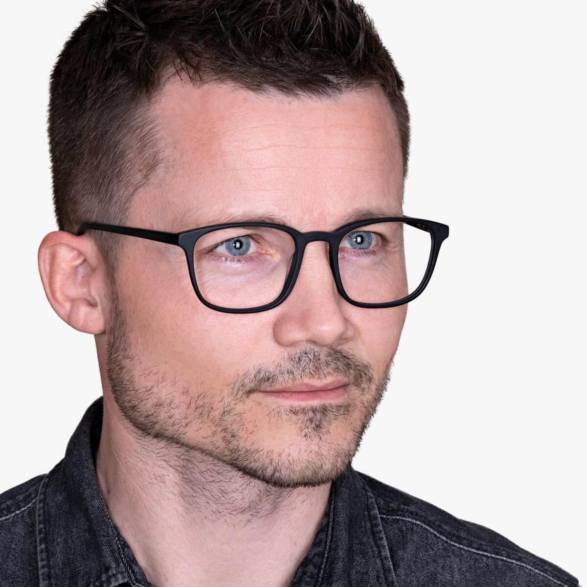 Person wearing Ebeltoft Black reading glasses