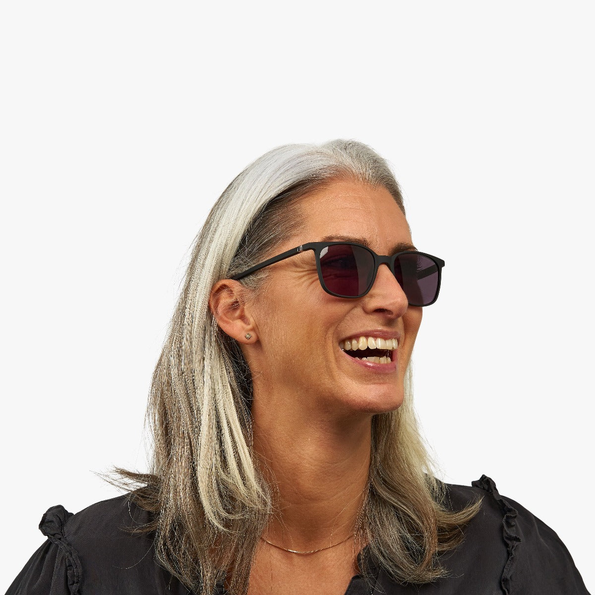 Person wearing Fyn Black sunglasses by Luxreaders
