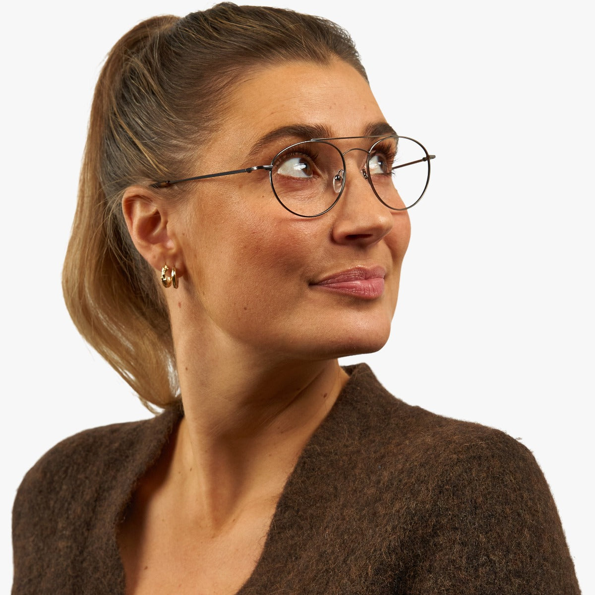 Person wearing Göteborg Gun round reading glasses