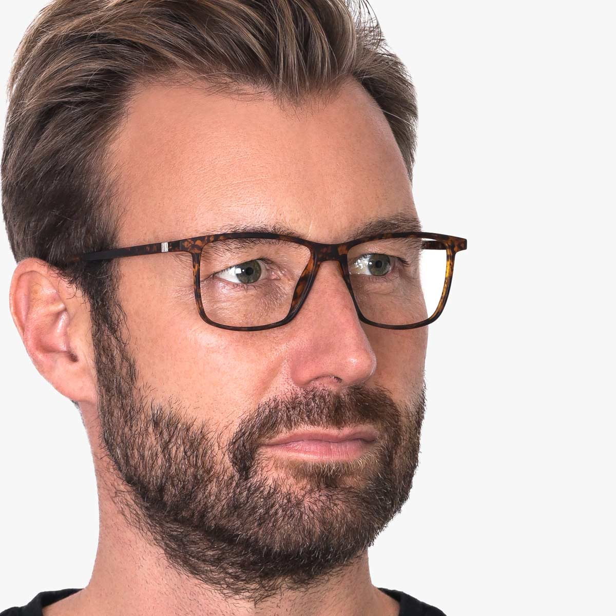 Person wearing København Light Turtle glasses