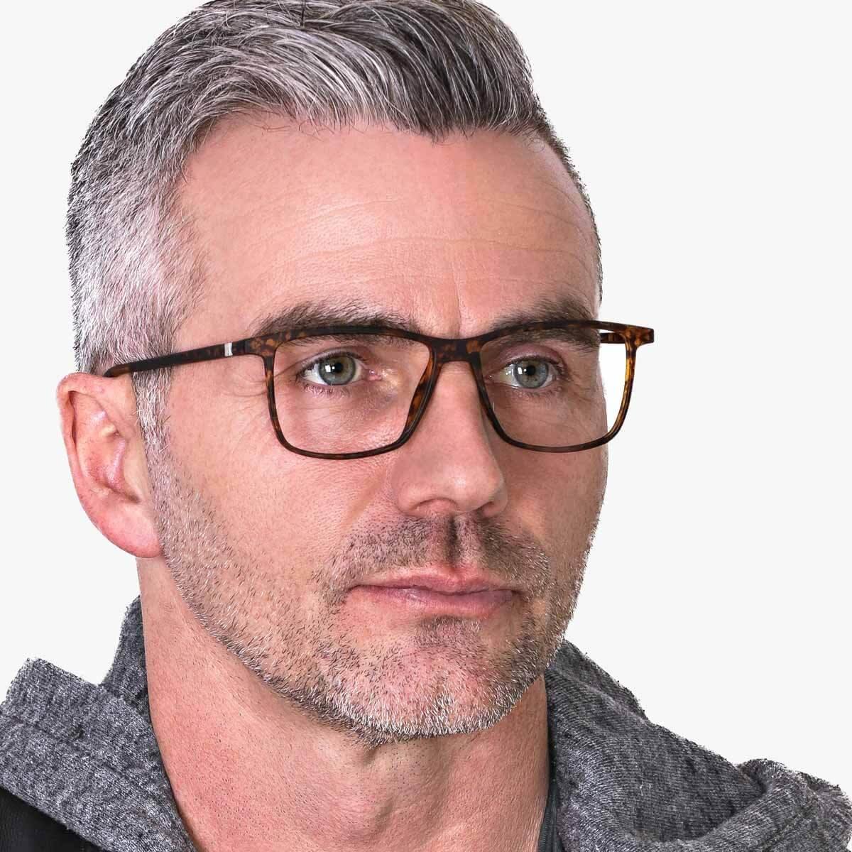 Person wearing København Turtle reading glasses
