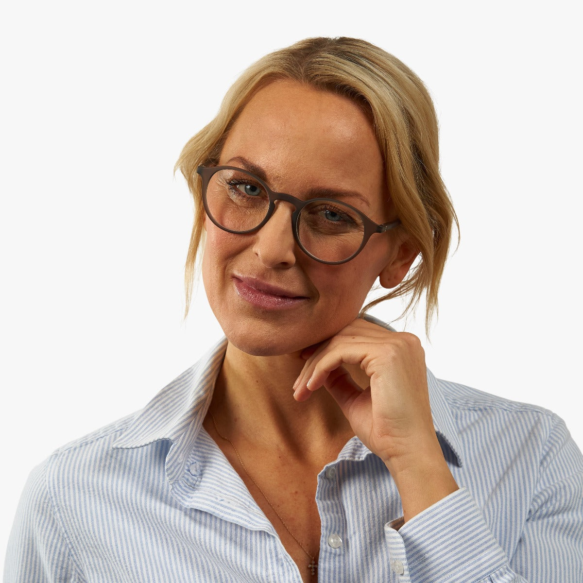 Person wearing Læsø Grey reading glasses