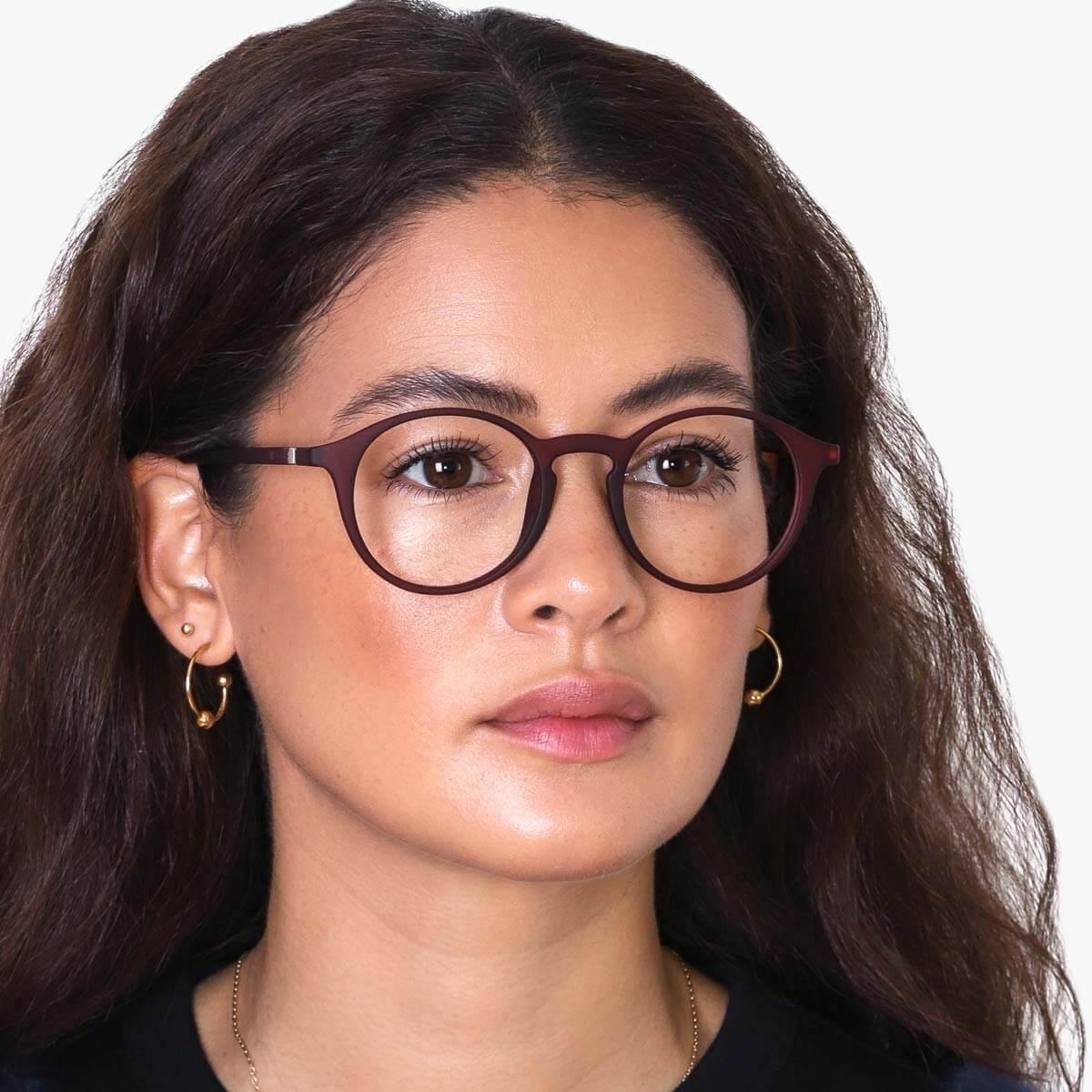 Person wearing Læsø Red glasses with round frames