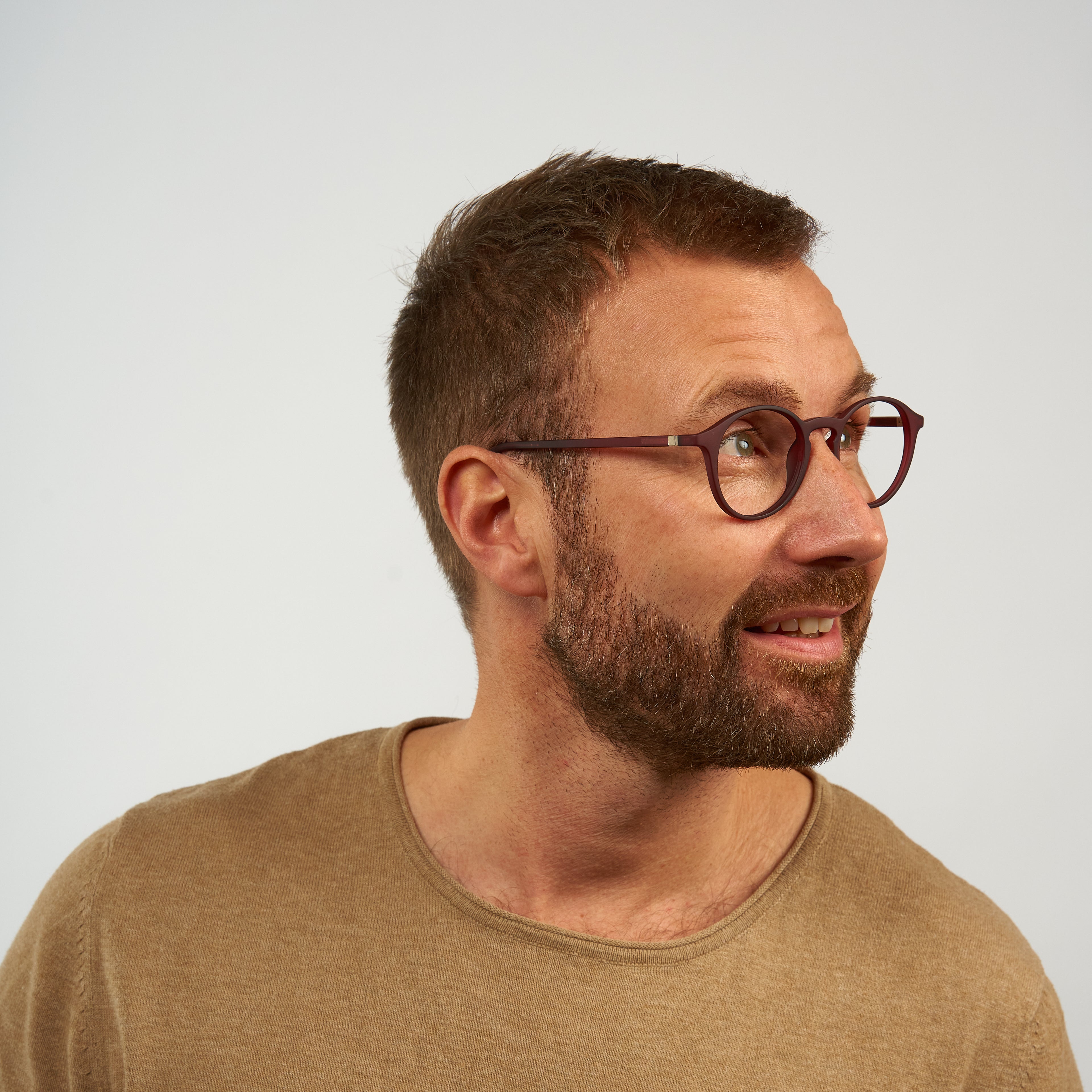 Person wearing Læsø Red reading glasses