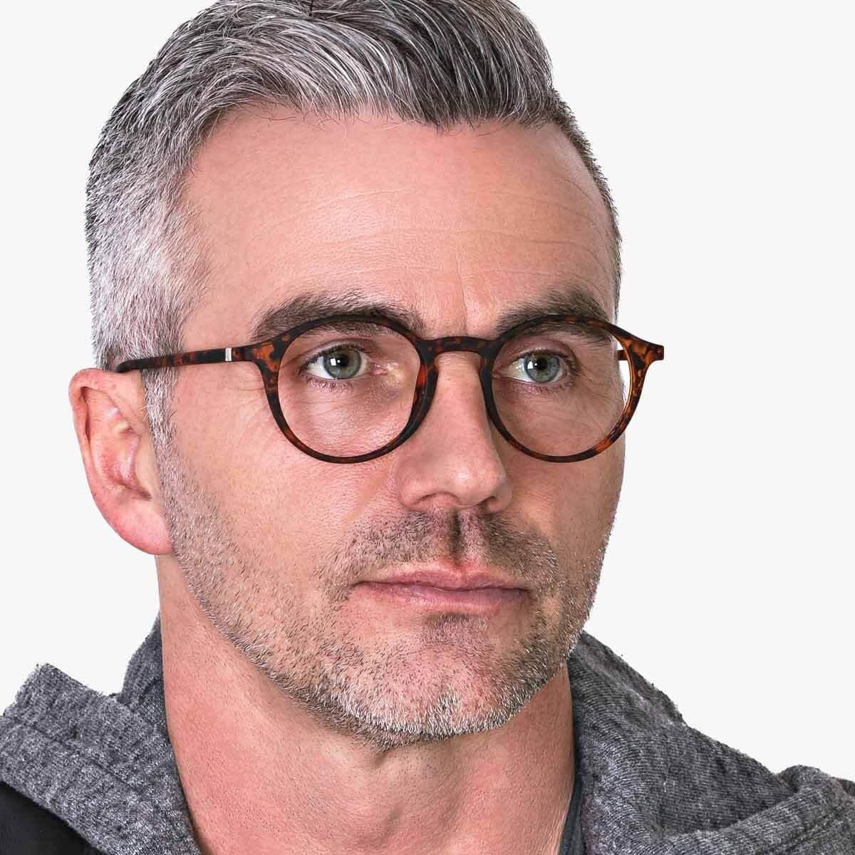 Person wearing Læsø Turtle round tortoiseshell glasses