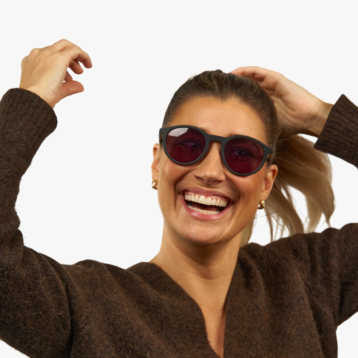 Person wearing Løkken Black sunglasses