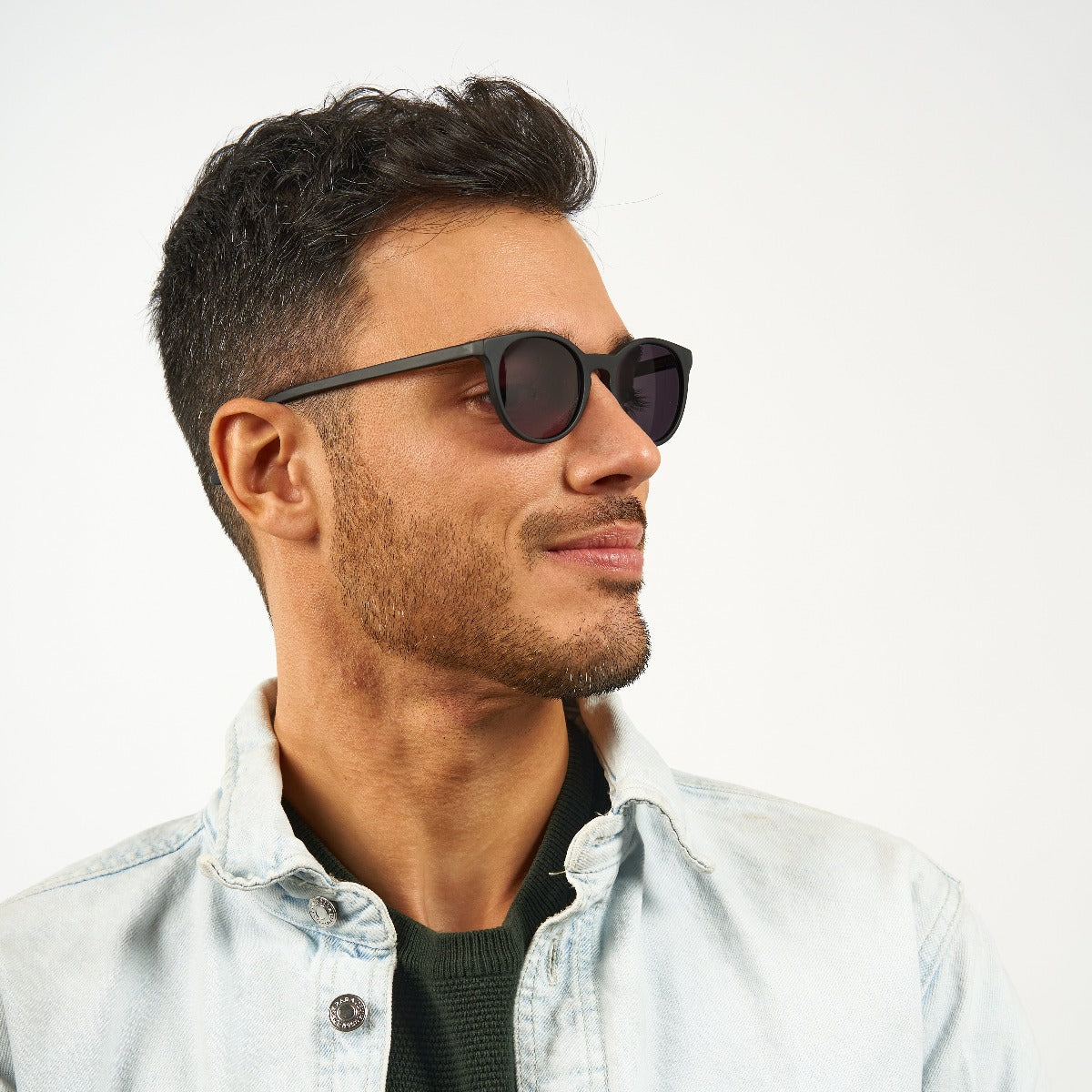 Person wearing Men's Örebro Black sunglasses