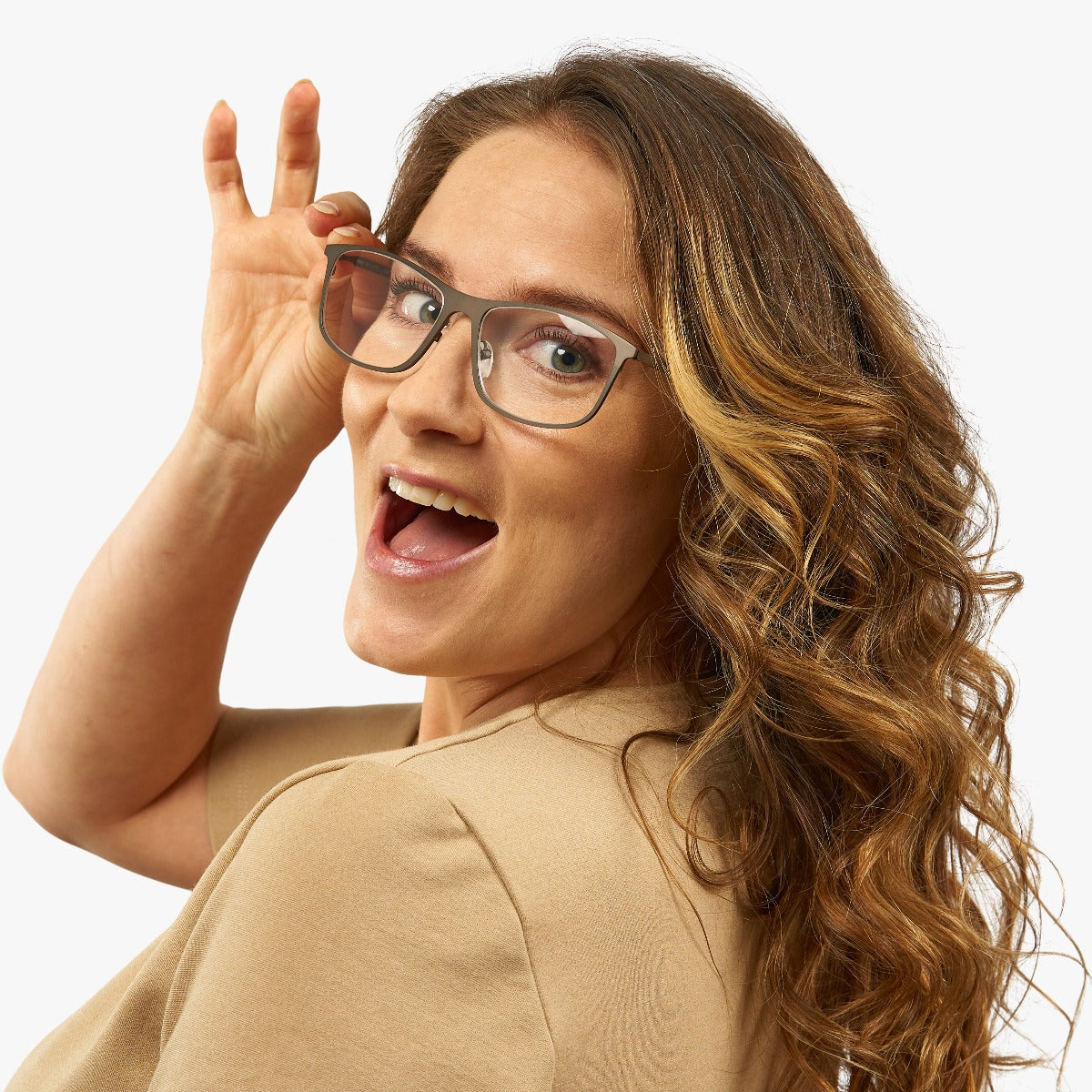 Person wearing Møn Gun reading glasses with sleek rectangular frames