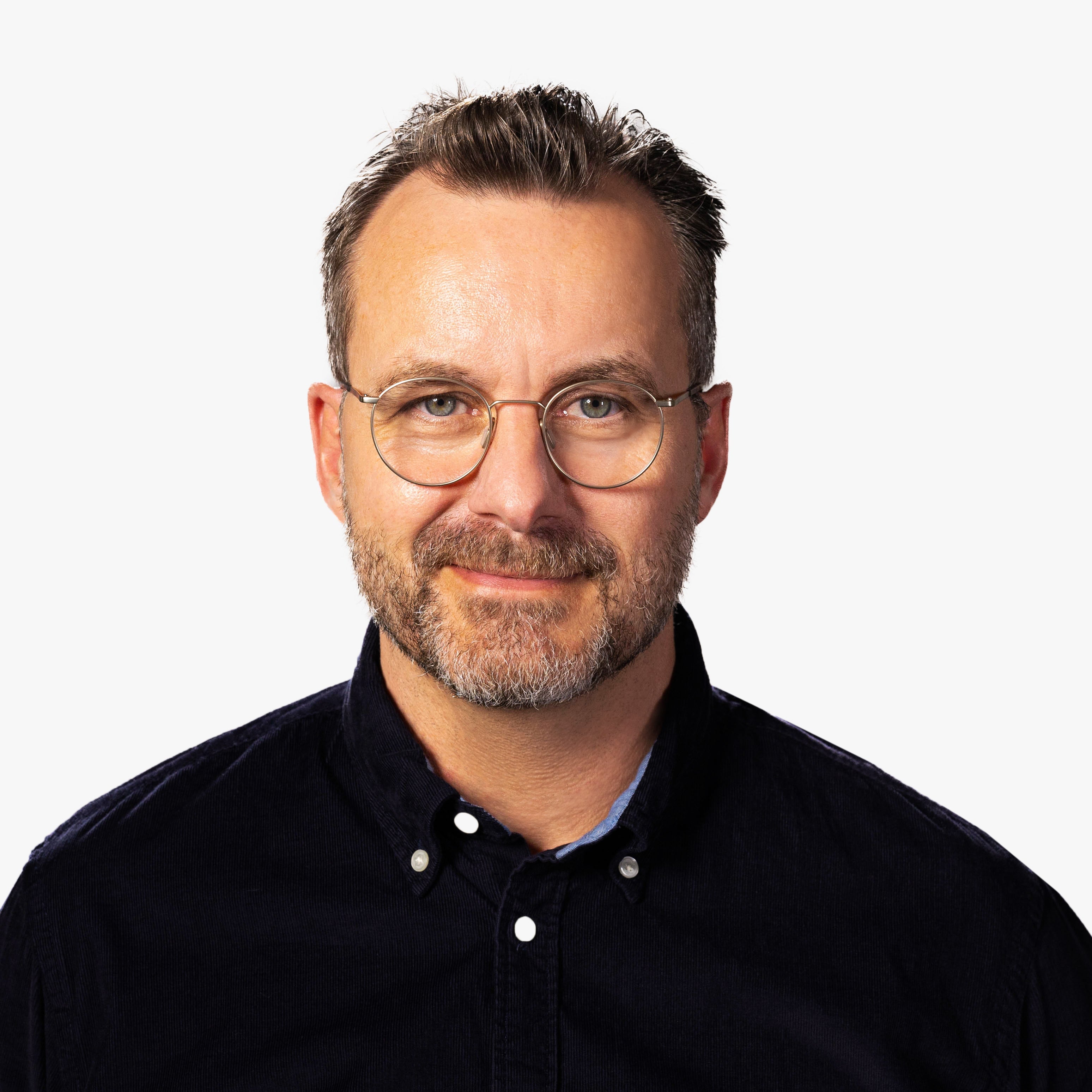 Person wearing Silkeborg Gold round reading glasses