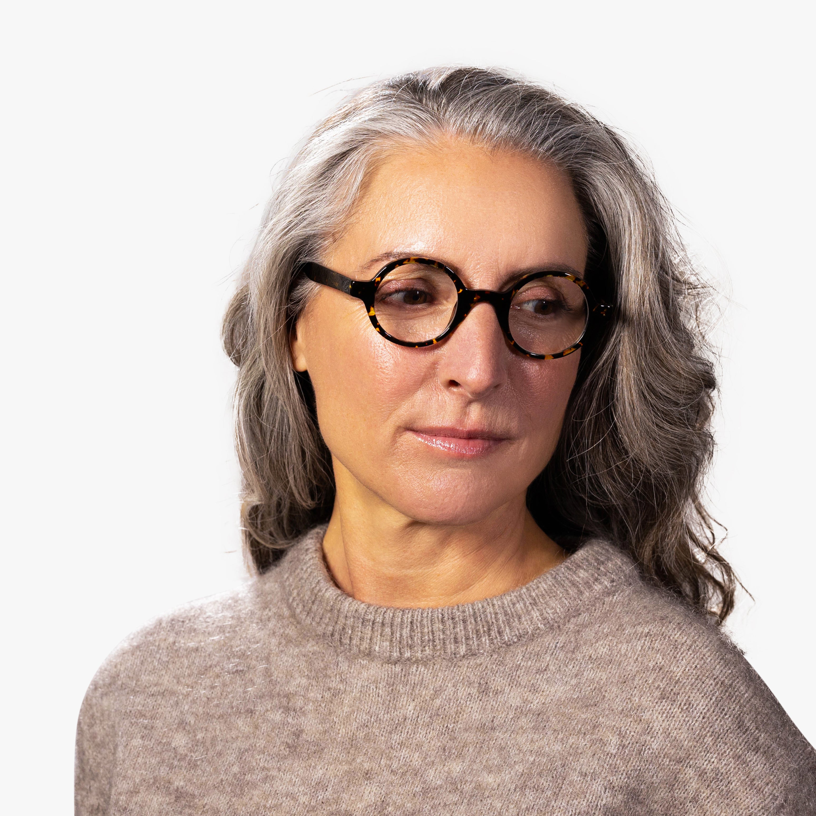 Person wearing Tórshavn Dark Turtle reading glasses