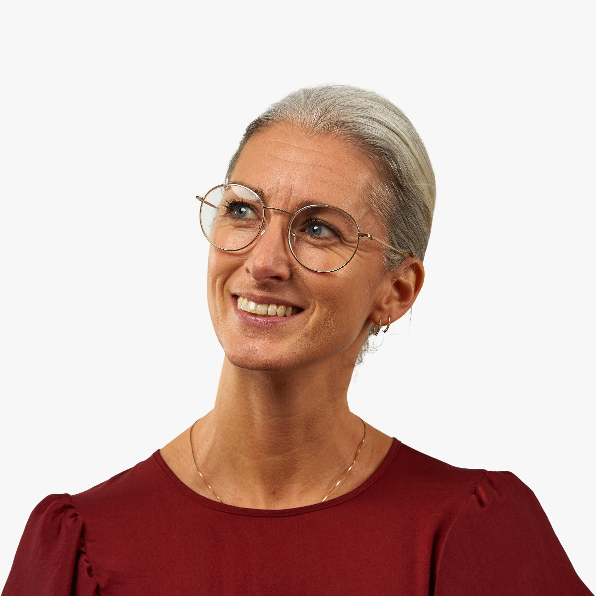 Person wearing Tromsø Gold round reading glasses