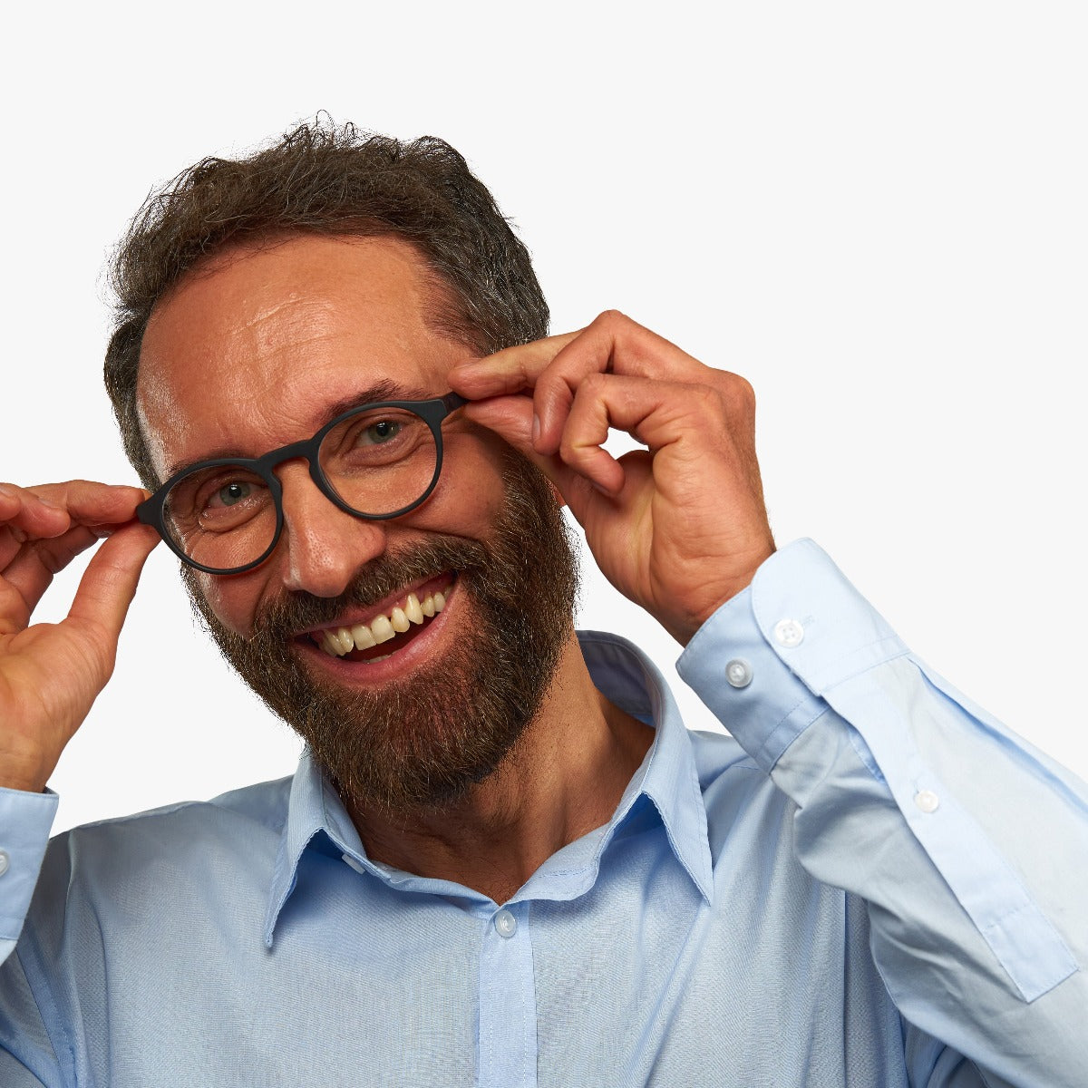 Person wearing Trondheim Black round glasses