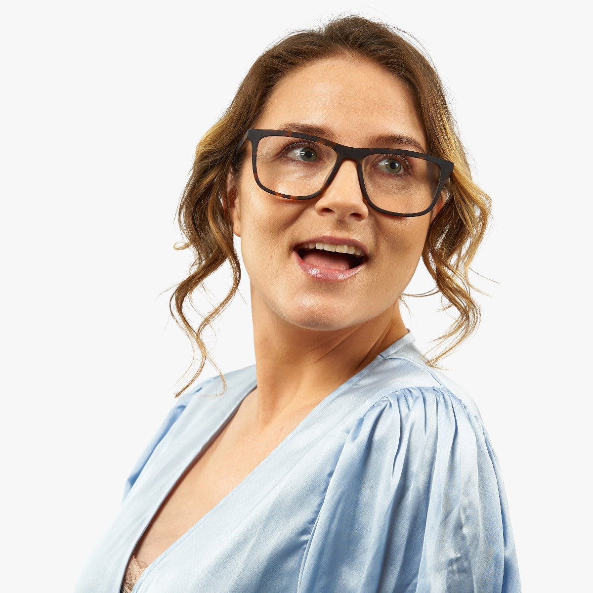 womens-oslo-dark-turtle_blue-light-glasses_female-model-1.jpg?v=1771421341&width=1200
