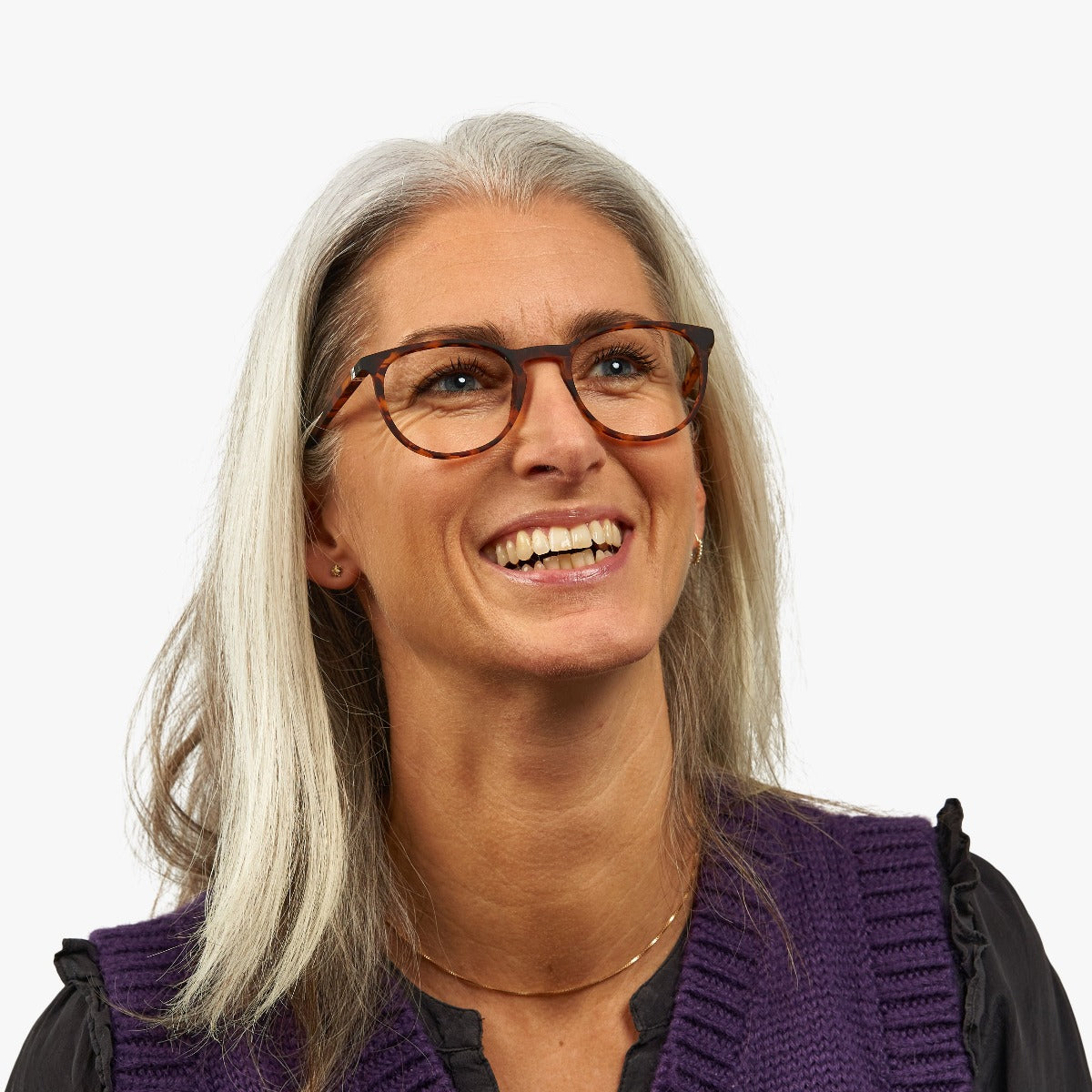 womens-stockholm-turtle_blue-light-glasses_female-model-1.jpg?v=1771419830&width=1200