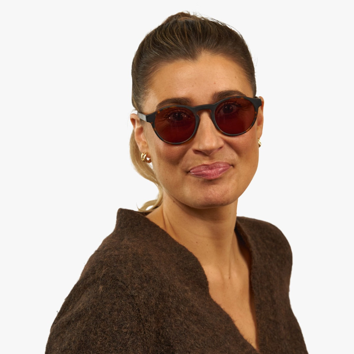 womens-trondheim-dark-turtle_sunglasses_female-model-1.jpg?v=1771417941&width=1200
