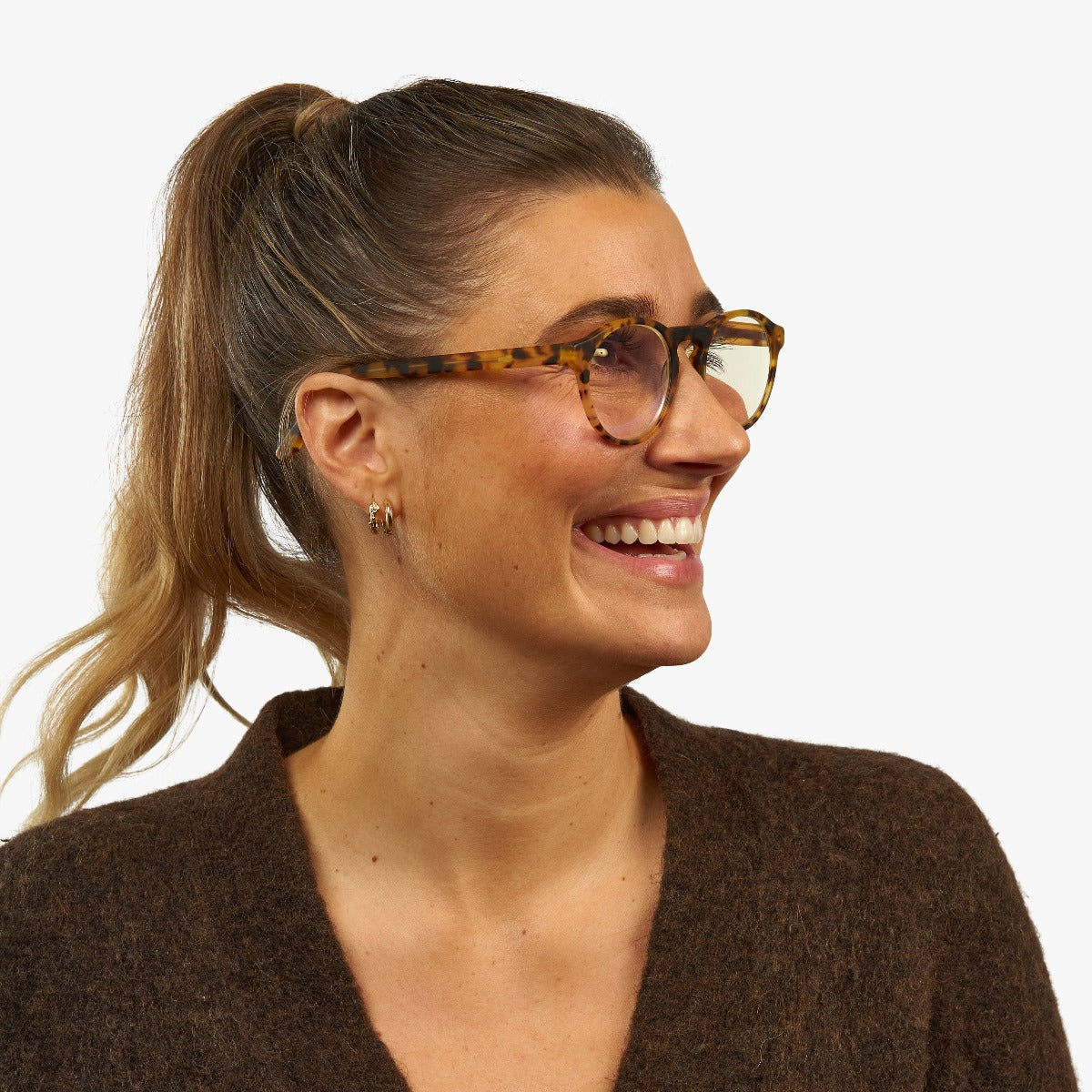womens-trondheim-light-turtle_blue-light-glasses_female-model-1.jpg?v=1771417894&width=1200